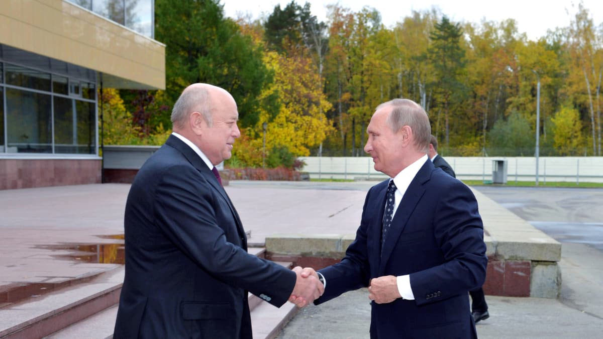 Venäjän presidentti Vladimir Putin kätteli ulkomaantiedustelun entisen johtajan Mihail Fradkovin kanssa vieraillessaan ulkomaantiedustelun päämajassa 5. lokakuuta 2016.