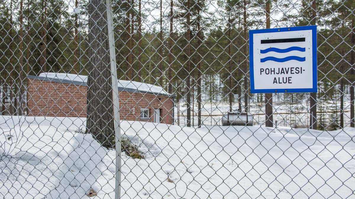 Suomen pohjavesi on kansallisaarre – juomavetesi päällä on hautoja ja  bensa-asemia | Yle Uutiset