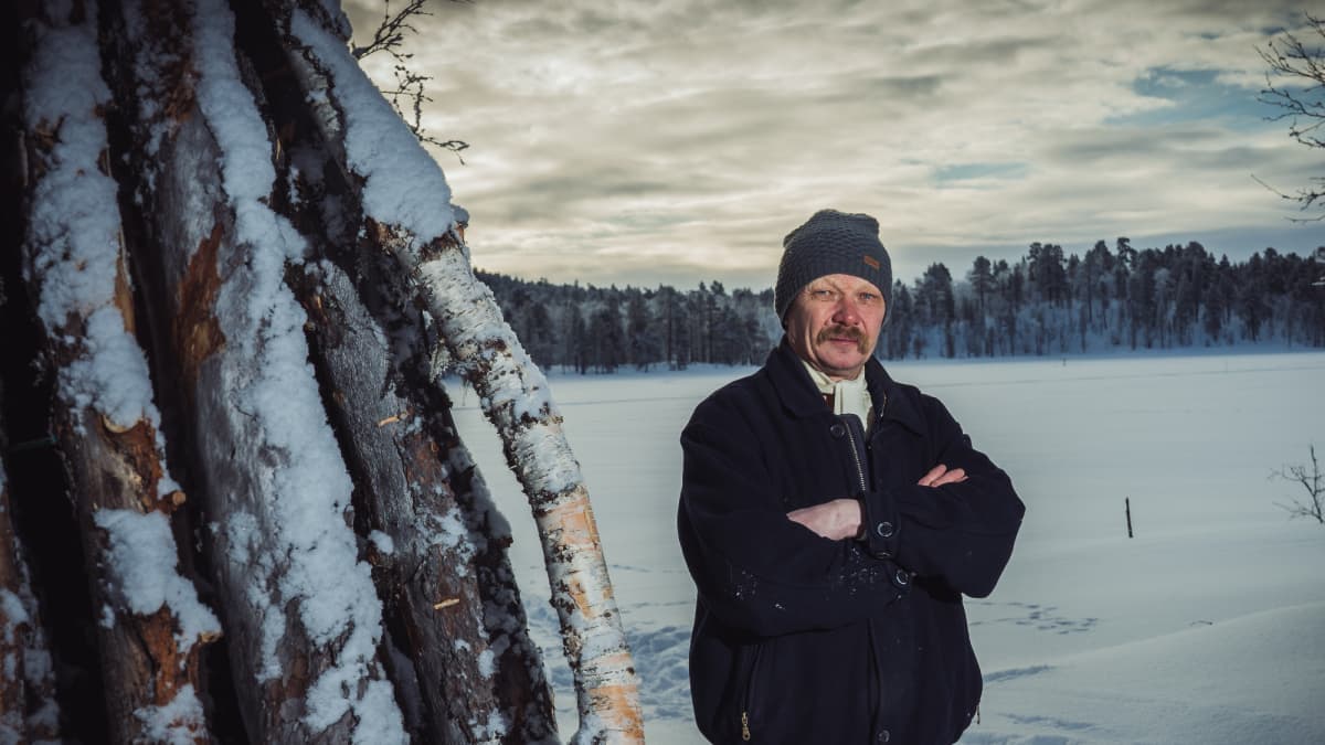 Kolttasaamelainen Pekka Fofonoff kotonaan Nitsijärvellä. 