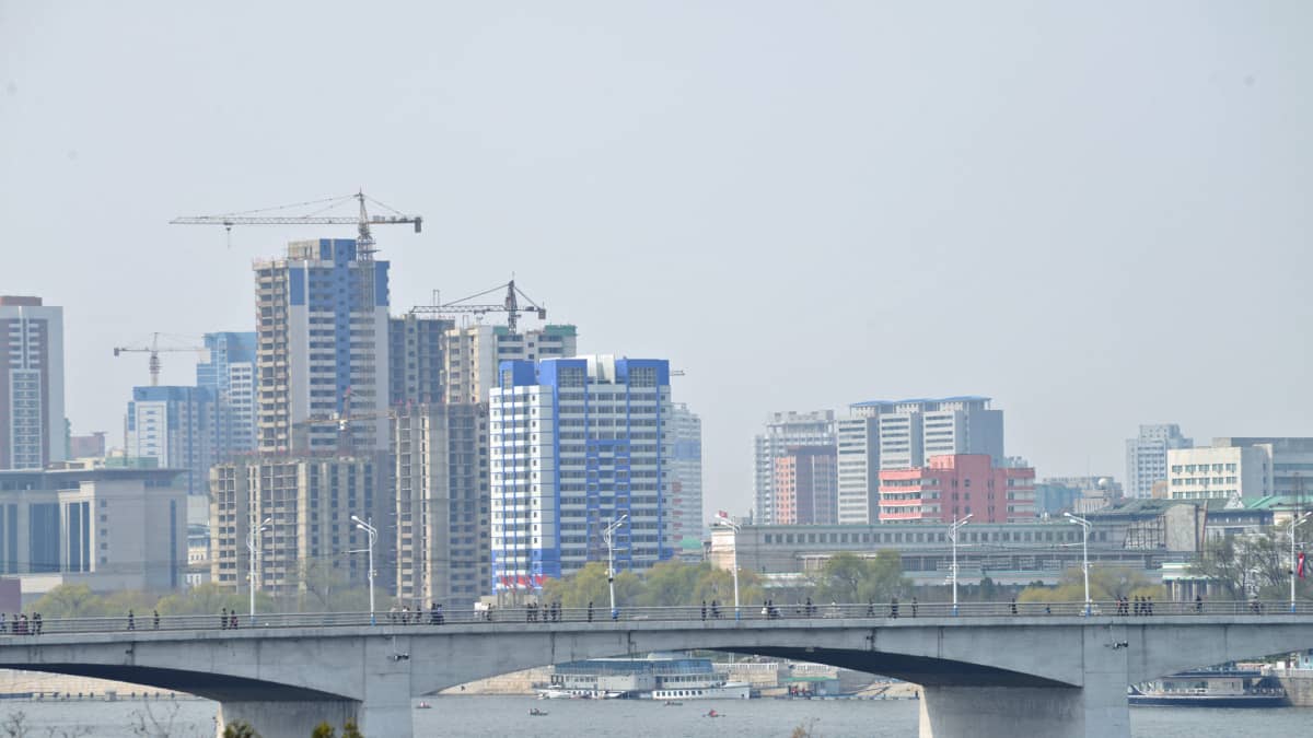 Pjongjangin keskustaan on rakenteilla paljon asuinkerrostaloja, mitä viranomaiset pitävät osoituksena talouden noususta.