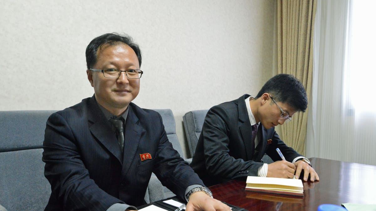 Yksikönpäällikkö Pak Yun Sik Pohjois Korean ulkoministeriöstä (vasemmalla).