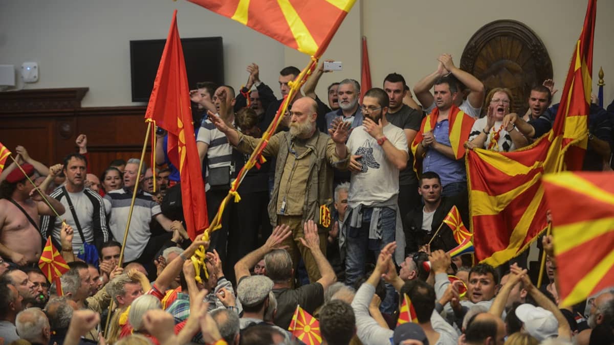 Porukkaa heiluttamassa Makedonian lippuja.
