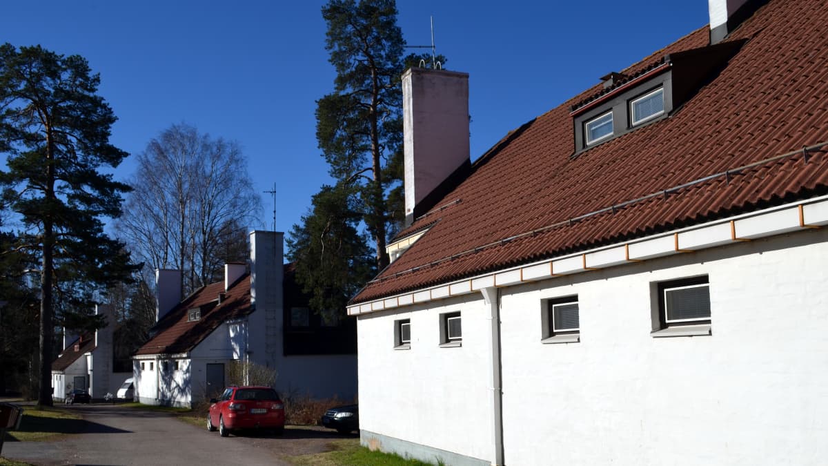 Työnjohtajan asunto rivissä muiden Alvar Aallon suunnittelemien rakennusten kanssa Tehtaanmäellä Inkeroisissa.