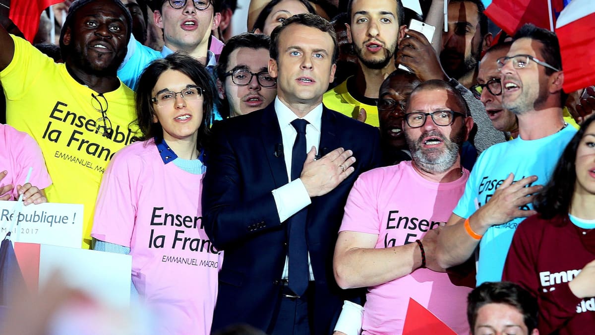 Emmanuel Macron kampanjoimassa Pariisissa 1. toukokuuta.