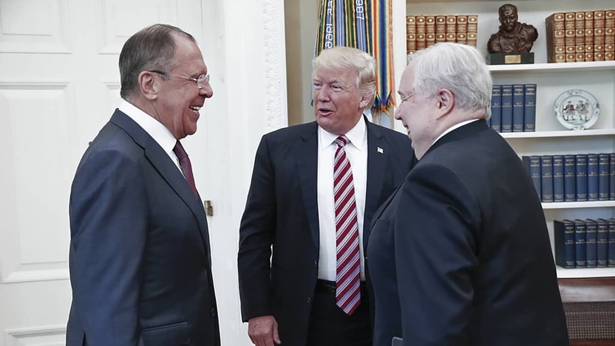 Venäjän ulkoministeri Sergei Lavrov, suurlähettiläs Sergei Kisljak ja presidentti Donald Trump keskustelevat. 