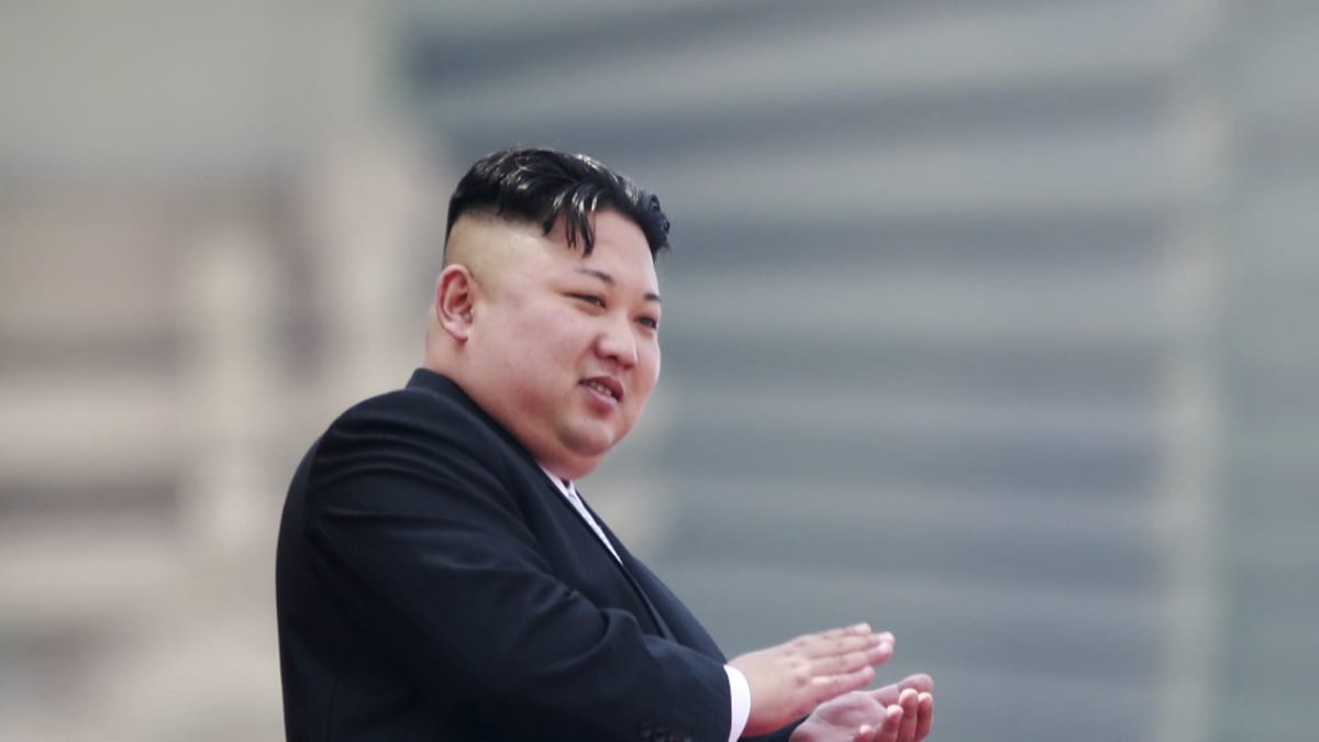 Pohjois-Korean johtaja Kim Jong-un seurasi sotilasparaatia Pjongjangissa huhtikuussa 2017
