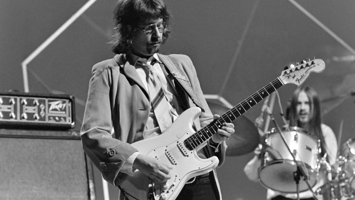 Hasse Wallin mukaan Hendrixin Suomen-konsertti oli käänteentekevä kokemus hänen muusikonurallaan. Kuvassa Wallin tyylinäyte Iltatähti-ohjelmassa vuodelta 1977.
