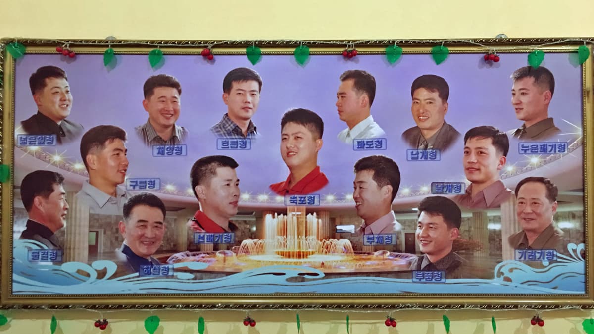 Changgwangin hoitolaitoksen parturissa miehet valitsevat 15 eri hiustyylistä mieleisen.