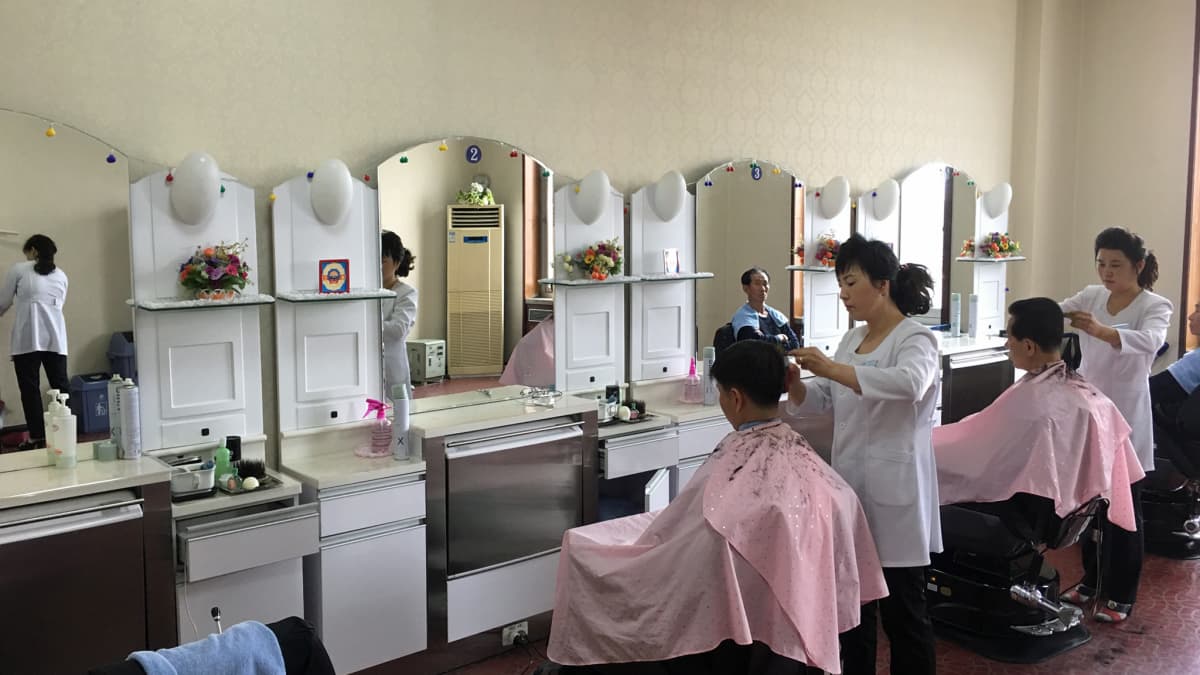 Pohjois-Korean hiusmalleista on paljon vääriä käsityksiä. Valinnanvaraa on, mutta pitkät hiuksia ei miehillä suvaita.