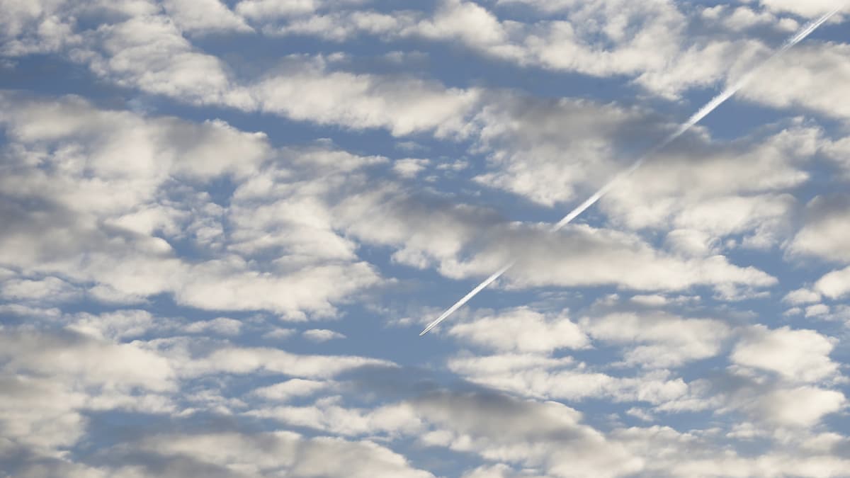 Lentokone jätti pitkän juovan pilvien juovittamalle taivaalle San Sebastianissa, Pohjois-Espanjassa, 16. toukokuuta.