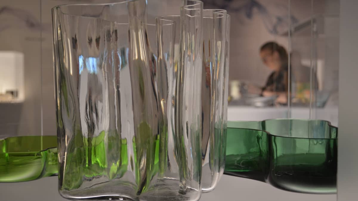 Alvar Aallon vuonna 1936 suunnittelema Savoy-maljakko näytillä Kymenlaakson museon Karhulan lasitehtaan historiaa esittelevässä Lasia kaikille -näyttelyssä.