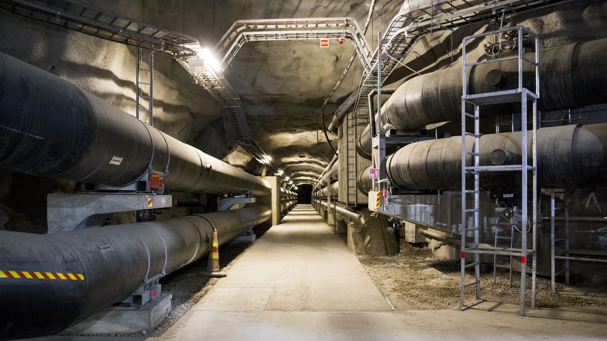 Kaukolämpöputkia maanalaisessa tunnelissa