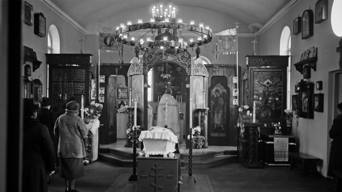 Hautajaiset Pyhän Nikolauksen kirkkossa vuonna 1945.
