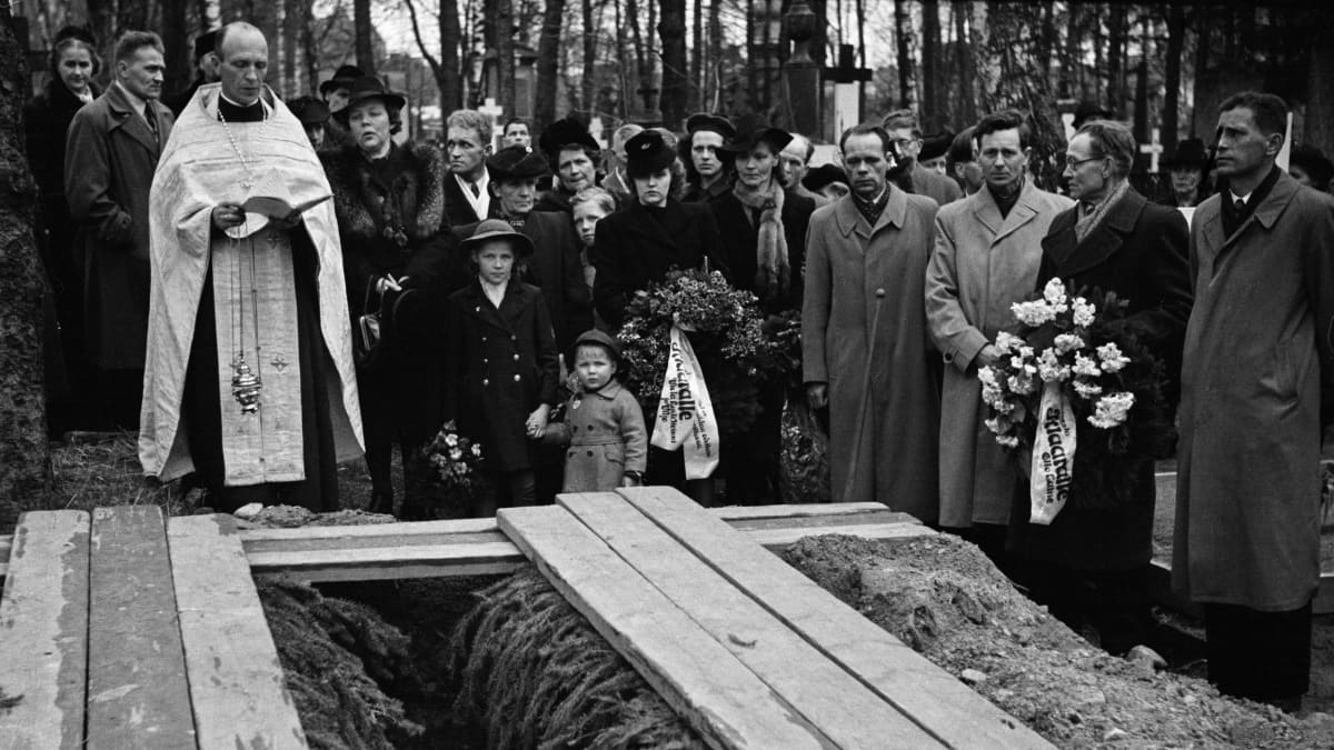 Hautajaiset Lapinlahden ortodoksisella hautausmaalla vuonna 1946.