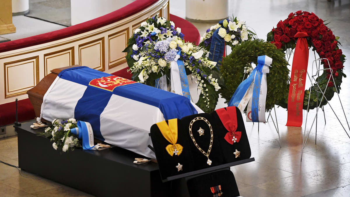 Presidentti Mauno Koiviston arkku, kunniamerkit ja kukkatervehdyksiä kuvattuna ennen siunaustilaisuutta. 