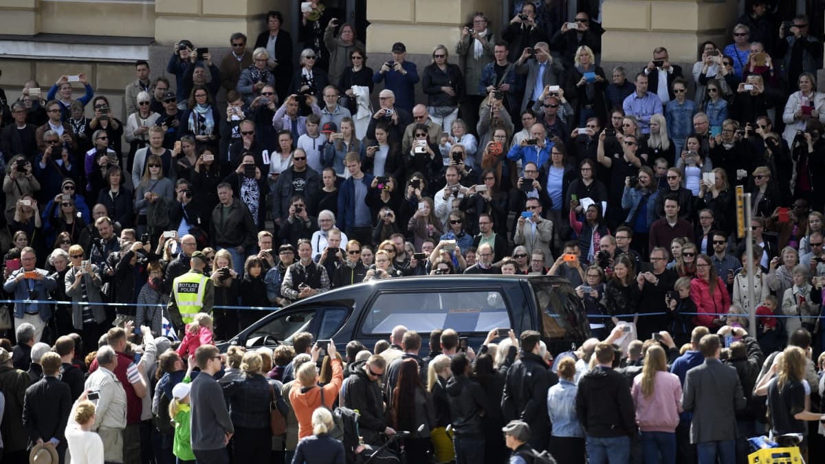 Presidentti Mauno Koiviston valtiollisten hautajaisten hautajaissaattue.