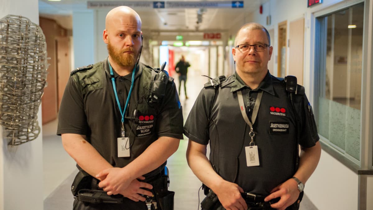 Janne Koskinen ja Kari Väätäinen ovat järjestyksenvalvojia Kuopion yliopistollisessa sairaalassa.
