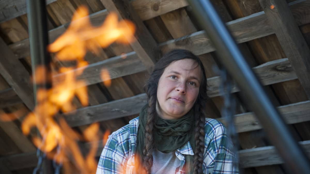 Charlotte nuotiolla. 