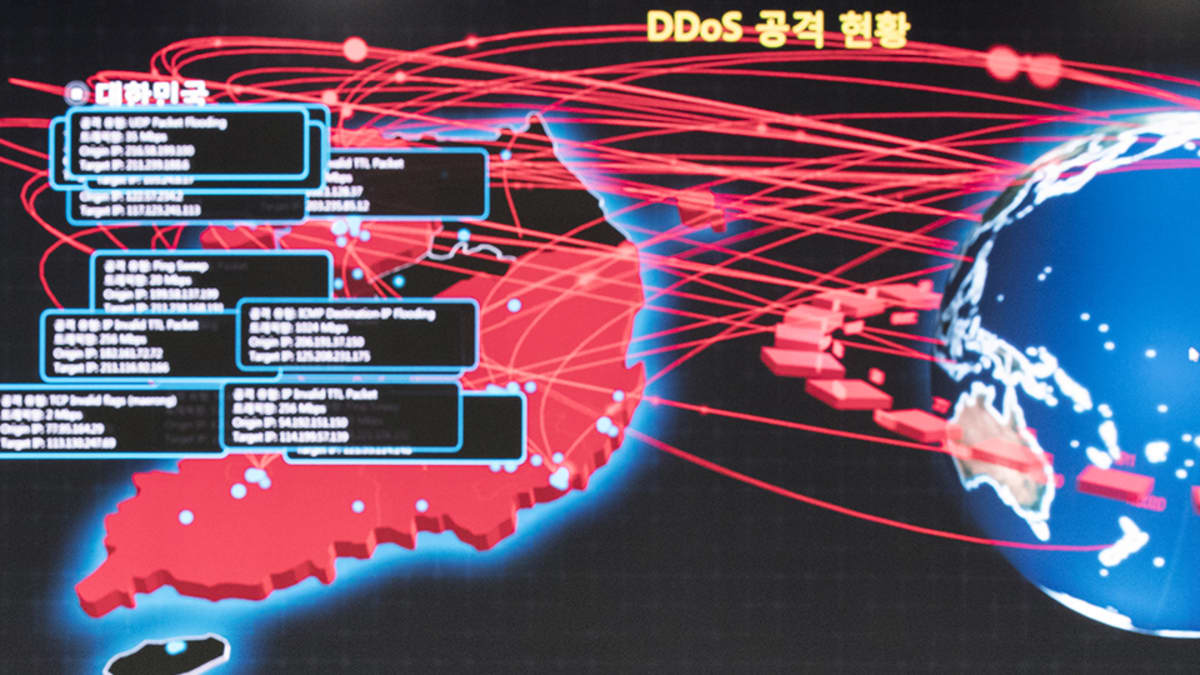 Työntekijät seuraavat internetin hallintapaneelilta haittaohjelman toimintaa Etelä-Koreassa 