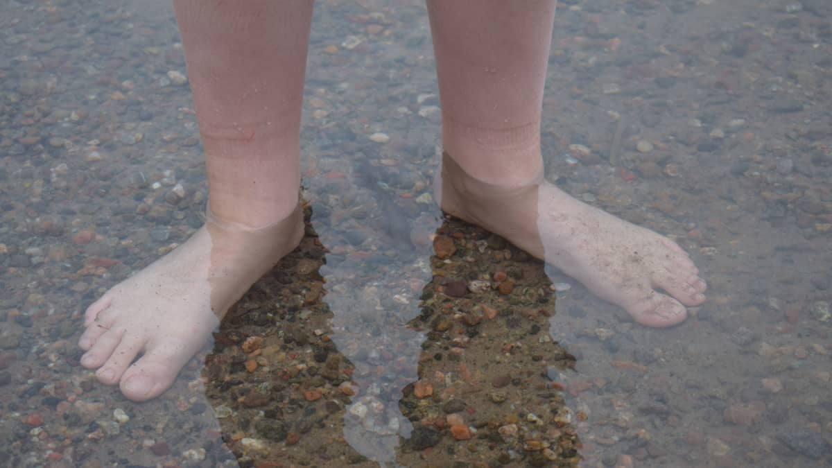 Jalat näkyvät veden läpi Littoistenjärvessä.