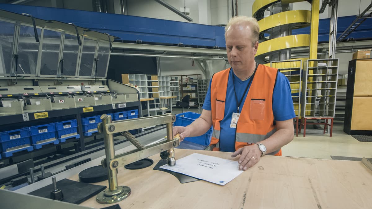 Timo Suoninen leimaamassa Ylen kirjettä Mikkelin Päämaja leimasimella.