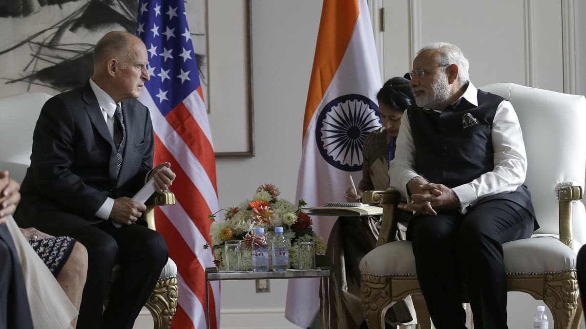 Jerry Brown ja Narendra Modi istuvat nojatuoleissa. 