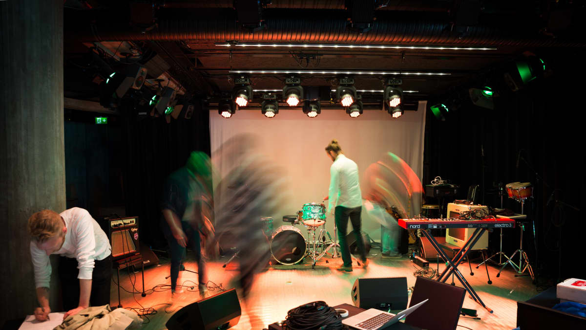 Bändi tekee sound checkiä Muusikkojen Liiton klubilla, G Livelabissa.