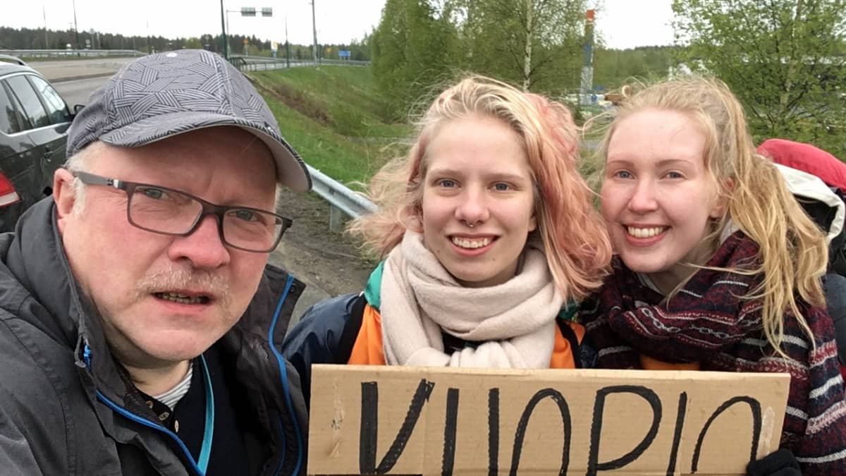 Veera Leppänen ja Ida Roikonen osallistuvat viikonlopun Hitchball 4000-liftauskilpailuun. Ylen toimittaja Petri Vironen testasi lauantaina miten pitkälle pääsee peukalokyydillä kolmessa tunnissa, tulos 100 km.