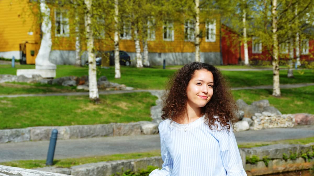 Amanda Rahmani on Kokkolan virallinen kesäturisti, joka markkinoi kaupunkia sosiaalisessa mediassa.