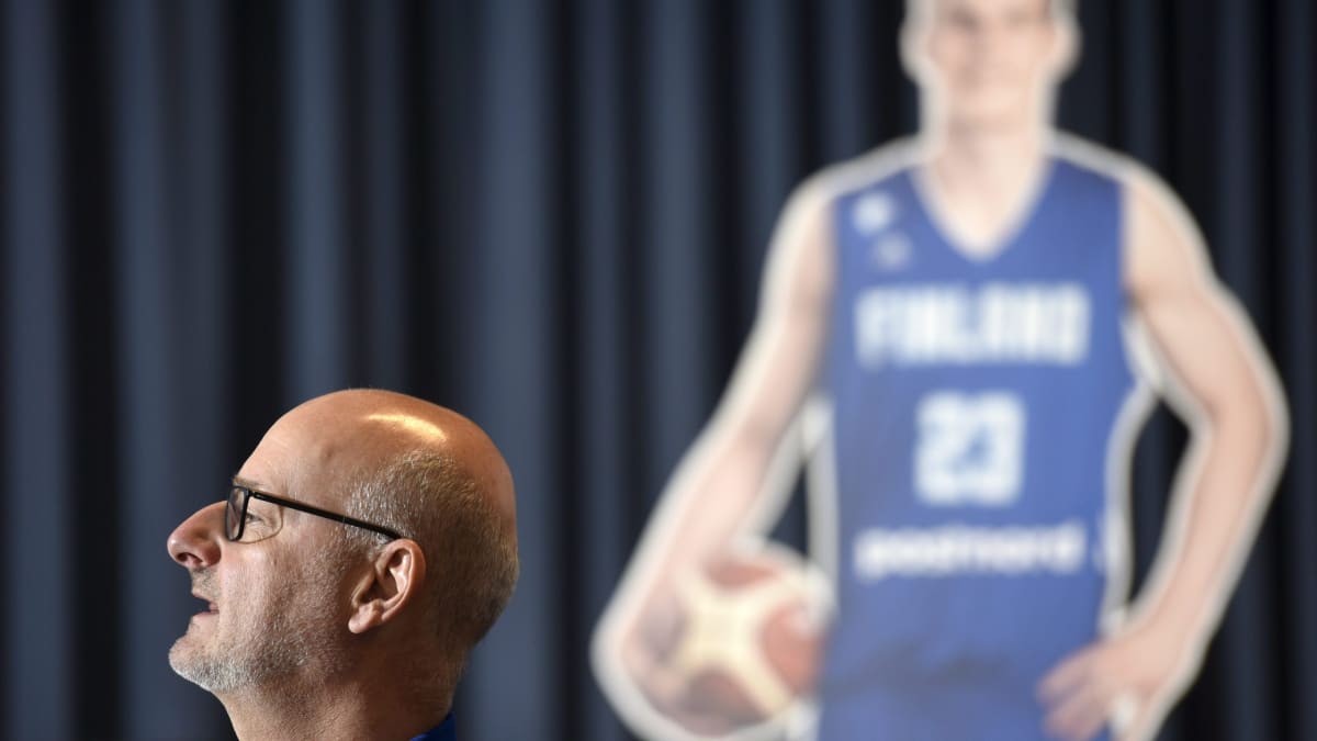 Suomen koripallomaajoukkueen päävalmentaja Henrik Dettmann.