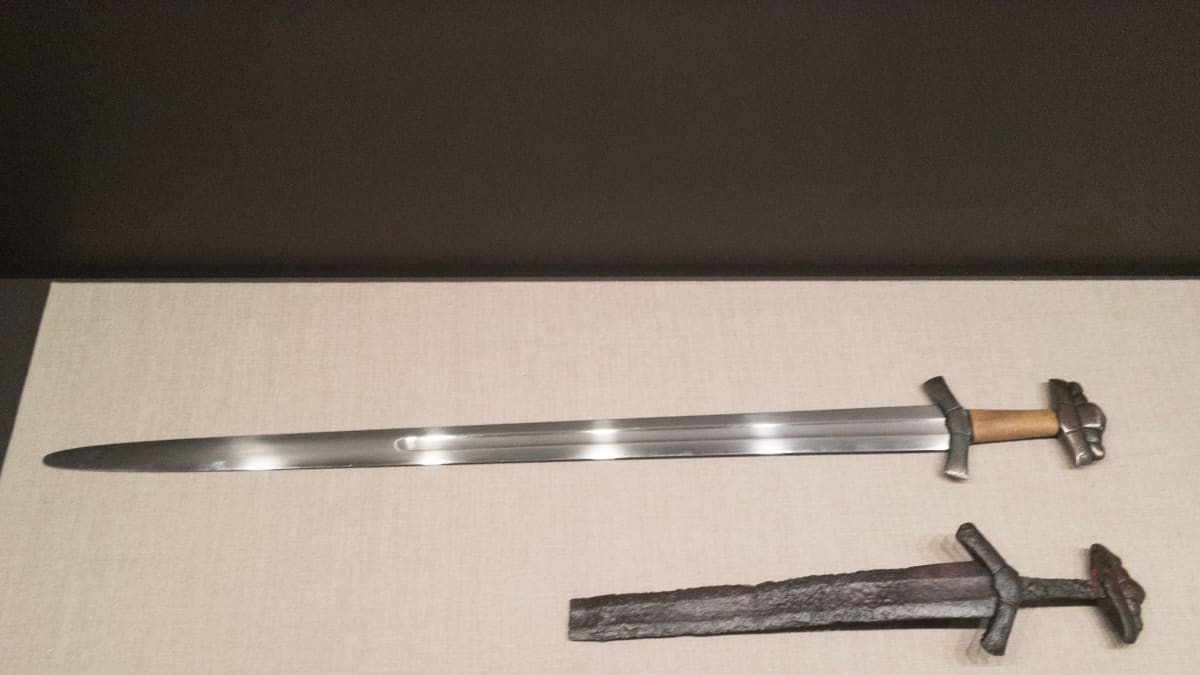 puolikas miekkaa ja replikaatio vieressä (kokonainen miekka)