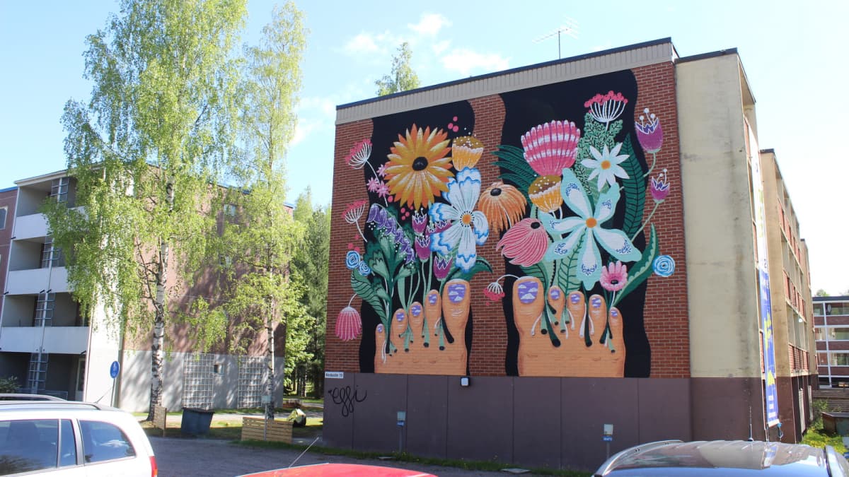 Taiteilija Essi Ruuskasen seinämaalaus kerrostalon seinässä
