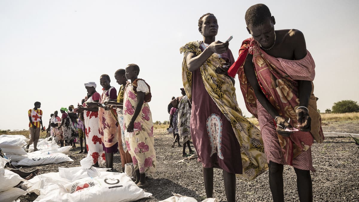 Punaisen ristin avustustarvikkeita pudotettiin Maarin kylään Etelä-Sudaniin maaliskuussa 2017.