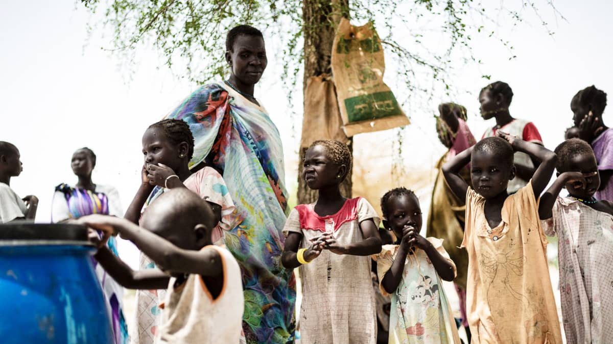 Kylän asukkaita Aburocissa Etelä-Sudanissa.