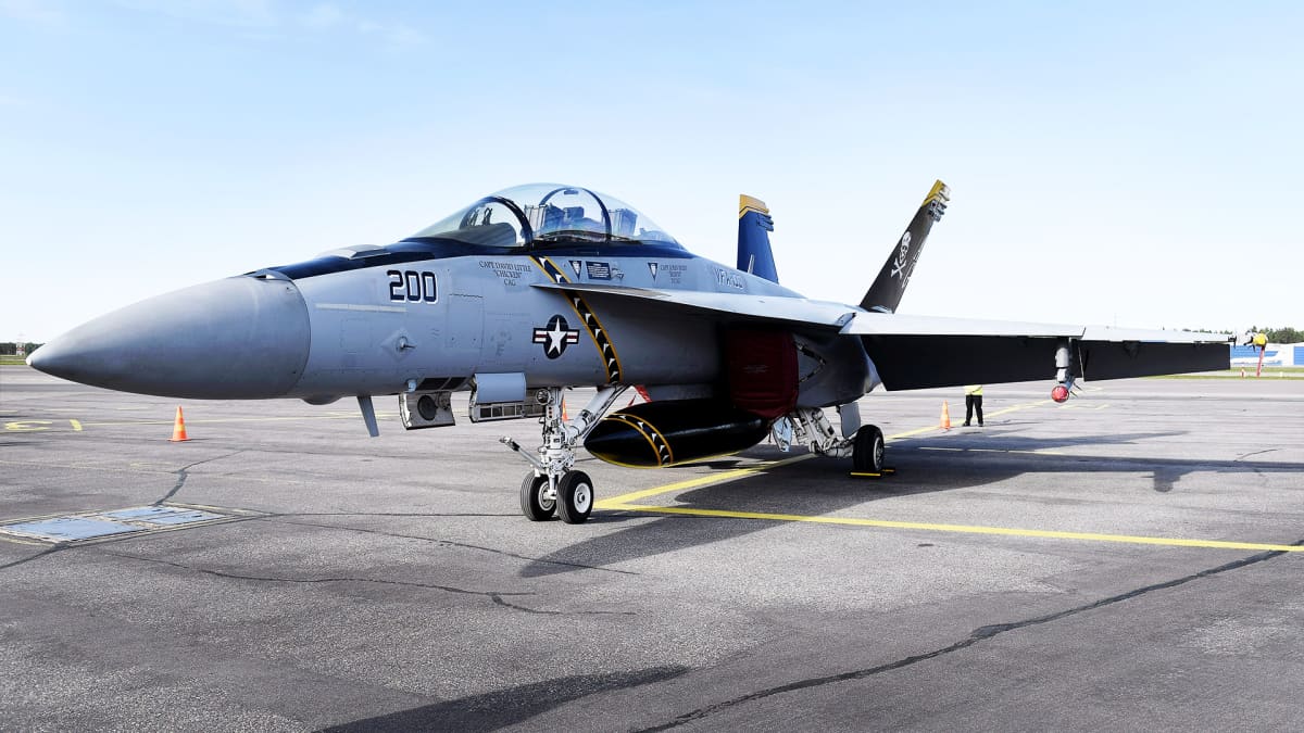 Amerikkalaisen lentokone- ja asevalmistajan Boeingin hävittäjä F/A-18 E Super Hornet Vantaalla.