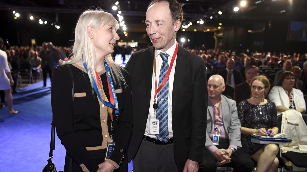 Perussuomalaisten ensimmäiseksi varapuheenjohtajaksi valittu kansanedustaja Laura Huhtasaari ja perussuomalaisten uudeksi puheenjohtajaksi valittu europarlamentaarikko Jussi Halla-aho (oik.) perussuomalaisten puoluekokouksessa Jyväskylässä 10. kesäkuuta