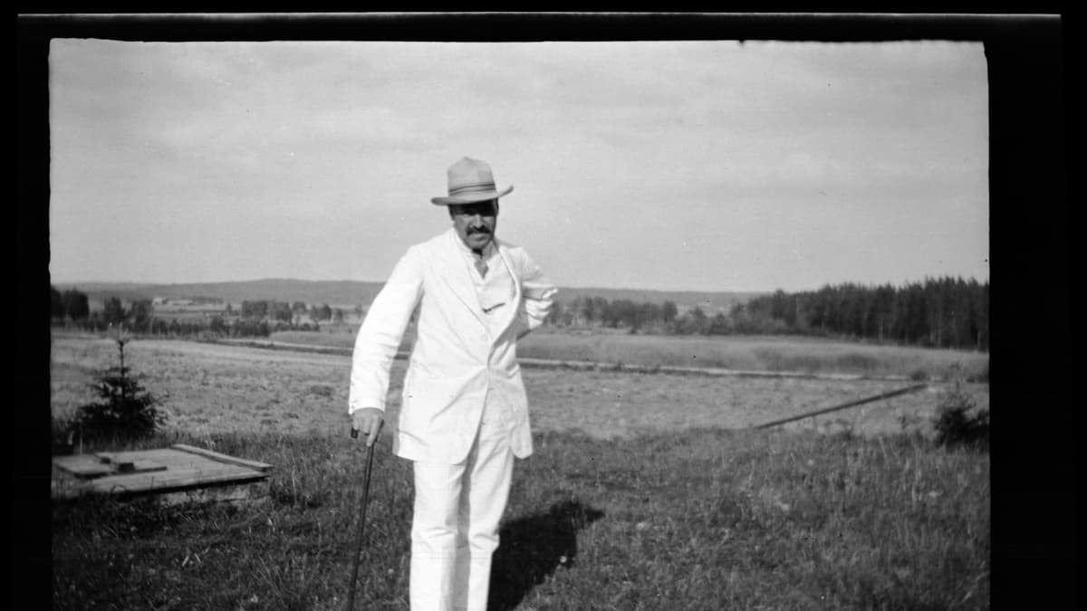 Hugo Simberg Peränteen maisemissa Ähtärissä kesällä 1917. 