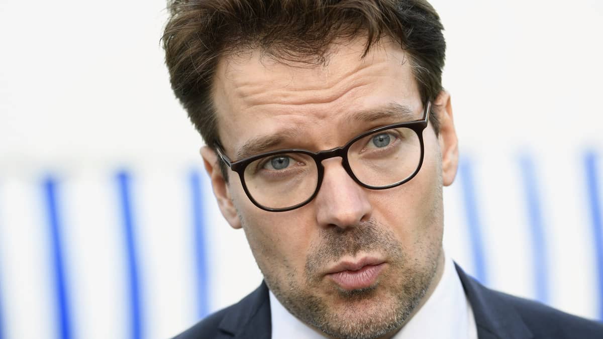 Vihreiden puheenjohtaja Ville Niinistö Kultaranta-keskustelutilaisuudessa presidentin kesäasunnolla Naantalin Kultarannassa 11. kesäkuuta
