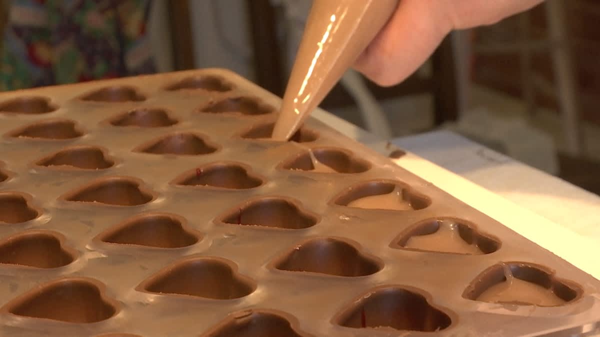 Suklaakonvehteihin pursotetaan täytettä