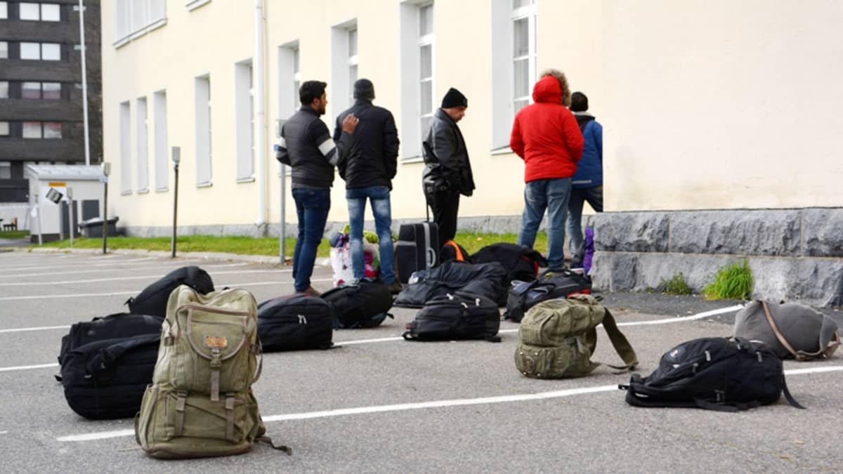 Turvapaikanhakijoita Tornion järjestelykeskuksen edessä lokakuussa 2015