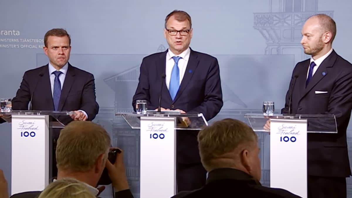 Juha Sipilä, Petteri Orpo ja Sampo Terho kertoo eduskuntapuolueille ja -ryhmille hallitustilanteesta 13. kesäkuuta Kesärannassa.