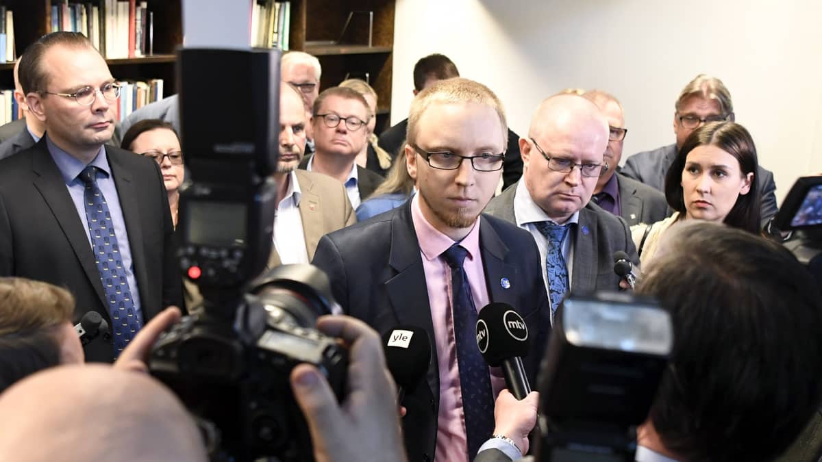 Perussuomalaisista irtautuneiden kansanedustajien Uusi vaihtoehto -ryhmän puhemies Simon Elo median edessä. 