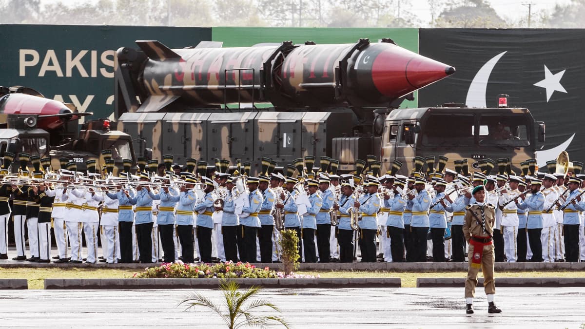 Pakistanin armeija esittelee ydinkärkeä sotilasparaatissa Islamabadissa.
