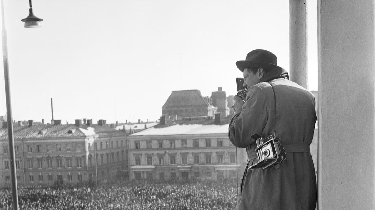Mielenosoittajat Senaatintorilla suurlakon aikaan maaliskuussa 1956.