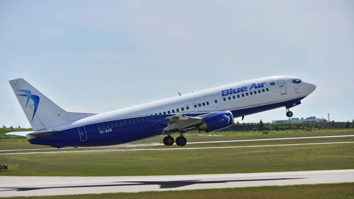 Blue Air -lentoyhtiön matkustajakone nousukiidossa lentoyhtiön Blue Airin lehdistötilaisuudessa Helsinki-Vantaan lentokentällä 16. kesäkuuta 2017.