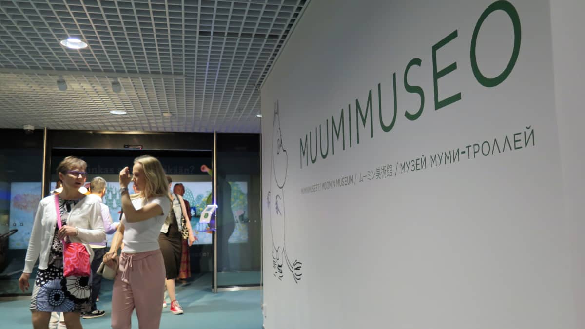 Muumimuseoon kuljetaan Tampere-talon pääaulasta.