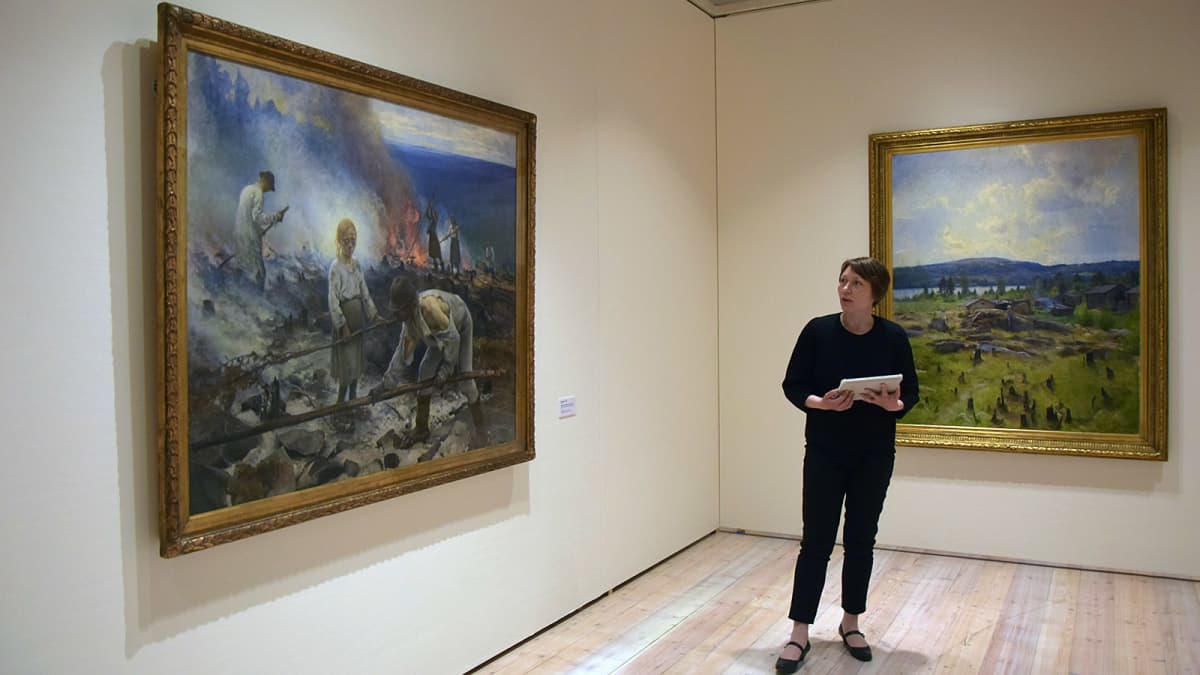 Nainen esittelee Eero Järnefeltin Kaski-teosta Hämeenlinnan taidemuseossa