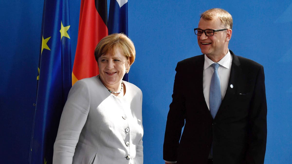 Angela Merkel ja Juha Sipilä tiedotustilaisuuden jälkeen Berliinissä keskiviikkona.