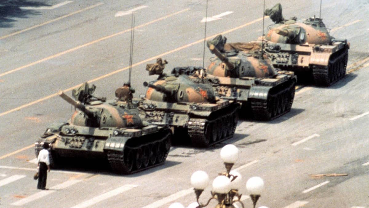 Tuntematon kiinalainen mies uhmaa panssarivaunuja Taivaallisen rauhan aukiolla kesäkuussa 1989.