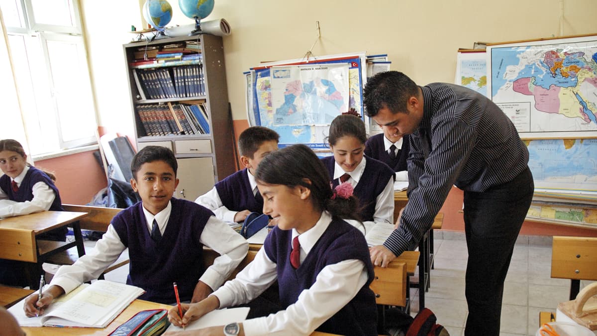 Koululaisia oppitunnilla Saribelenissä, Etelä-Turkissa.